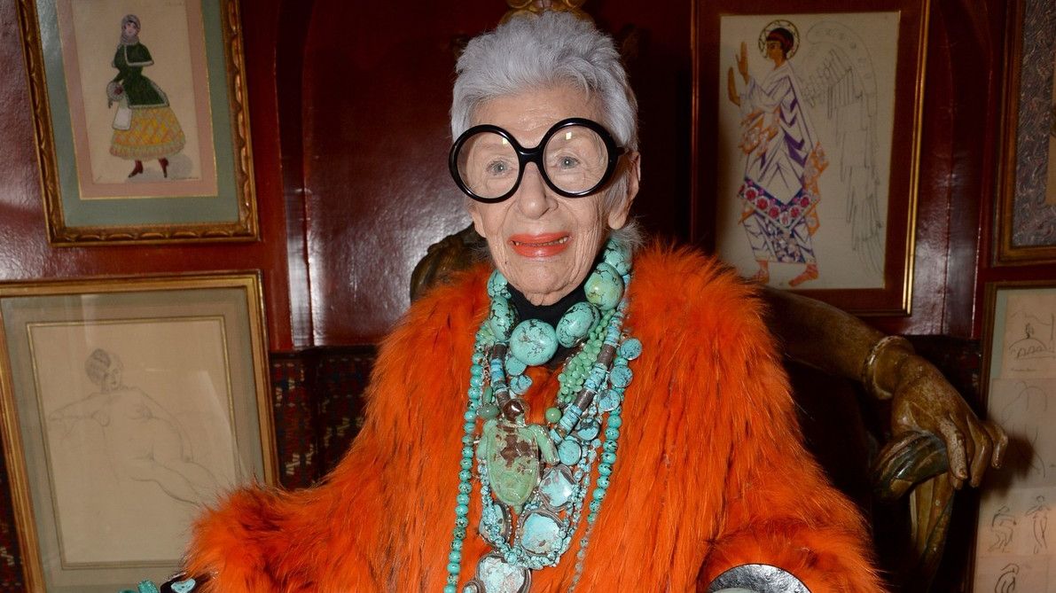 Ani jako stoletá neslevila ze svého stylu. Zemřela inspirace pro miliony lidí Iris Apfel (102)